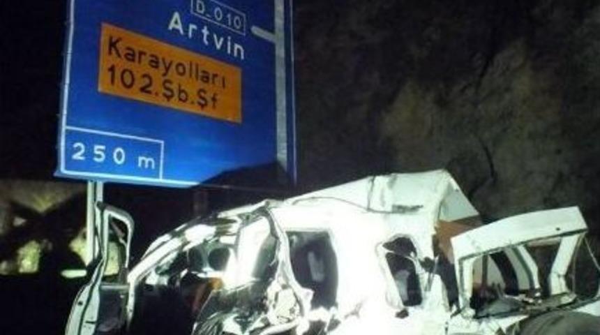 Artvin&rsquo;de Trafik Kazası: 2 &Ouml;l&uuml;