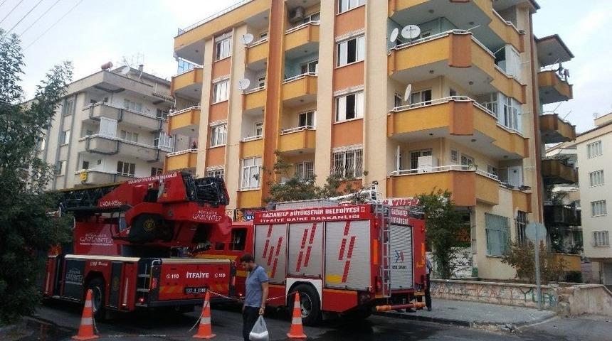 Balkonda &Ccedil;ıkan Yangın Korkuttu