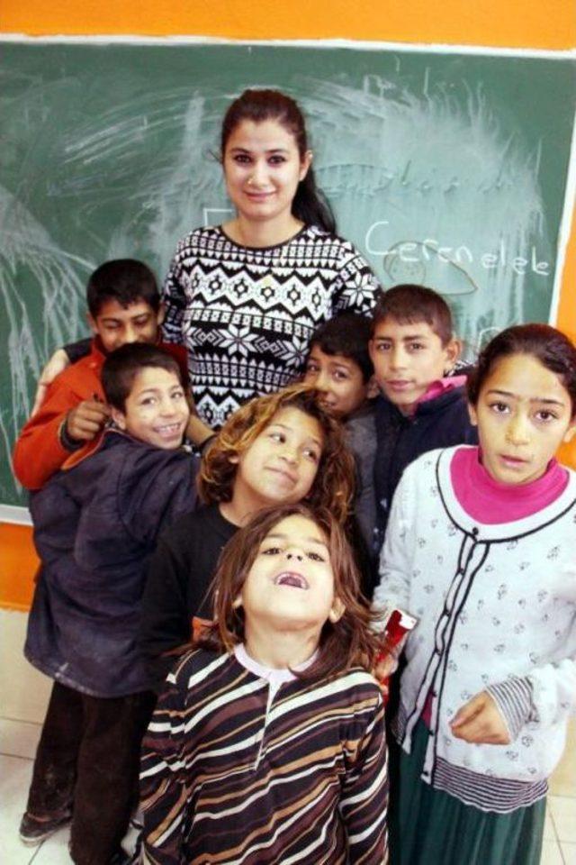 Üniversiteli Ceren, Suriyeli Çocuklara Gönüllü Öğretmen Oldu