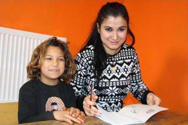 Üniversiteli Ceren, Suriyeli Çocuklara Gönüllü Öğretmen Oldu
