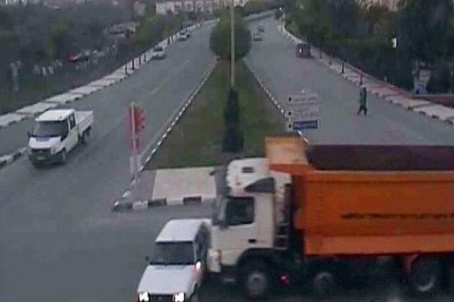 Manisa&rsquo;da Mobese Kamerasına Yansıyan Evlenme Teklifi 1