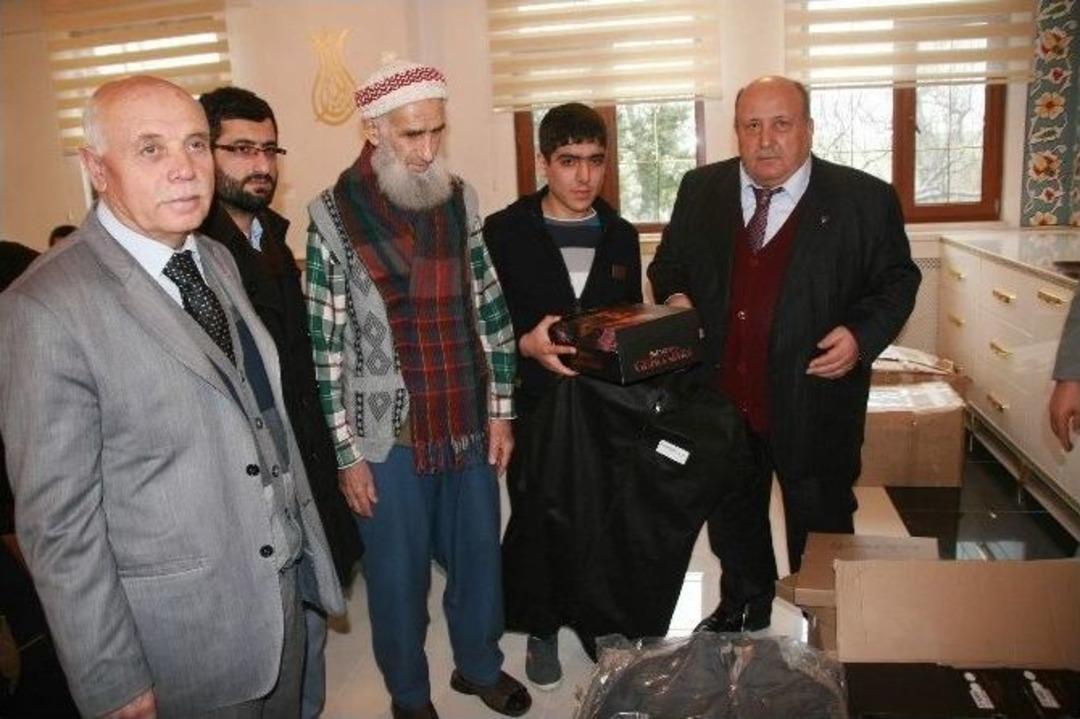 Hayırsever İş Adamı Bilal Şahin Kur&rsquo;an Kursu &Ouml;ğrencilerine Giysi Ve Altın Hediye Etti