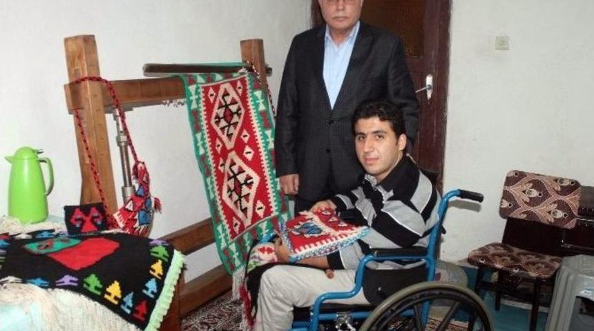 Engelliler Dokuma Tezgahında &Uuml;rettiklerini Pazarda Satacak