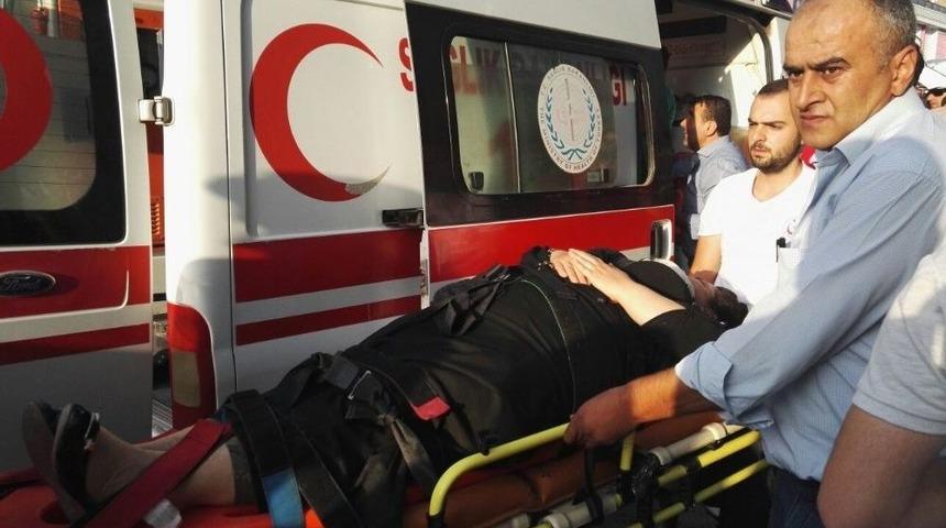 Gelin Arabasının Çarptığı Kadın Yaralandı