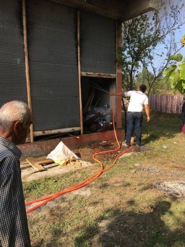 Arıları Uzaklaştırmak İsterken, Depoyu Yaktılar