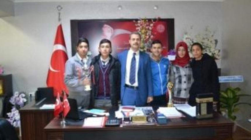 Şambayat &Ccedil;ok Programlı Anadolu Lisesi Kort Takımı, Yazar&rsquo;ı Ziyaret Etti