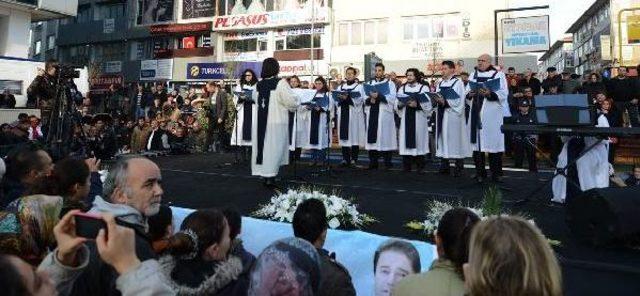 Maltepe Belediye Başkanı İnan&ccedil; &Ouml;nderleriyle Noel Ağacı Dikti 1