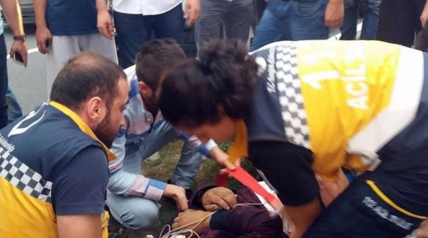 Motosiklet Yolun Karşısına Ge&ccedil;meye &Ccedil;alışan Kadına &Ccedil;arptı