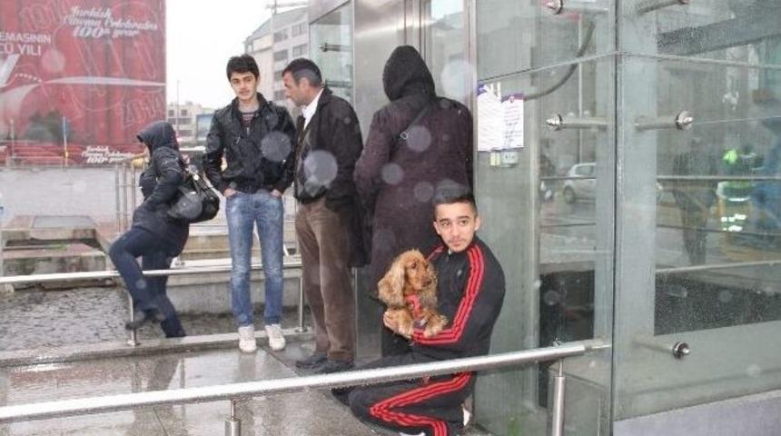 (&ouml;zel Haber) Taksim&rsquo;de Vatandaşlar Yağmura Hazırlıksız Yakalandı