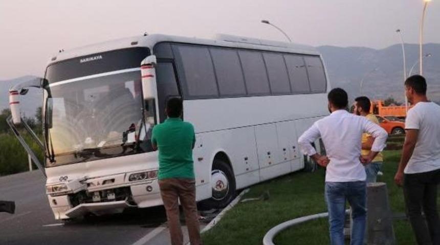 Trakt&ouml;rle Tur Otob&uuml;s&uuml; &Ccedil;arpıştı: 2 Yaralı