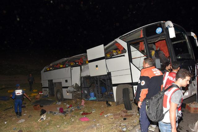 Mültecileri taşıyan otobüs devrildi, çok sayıda yaralı var - Ek fotoğraflar