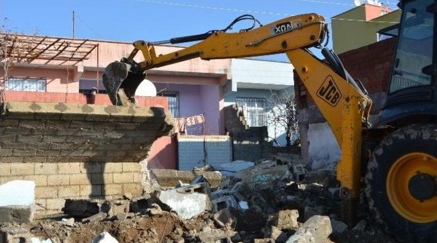 Metruk Binalar Yıkıldı