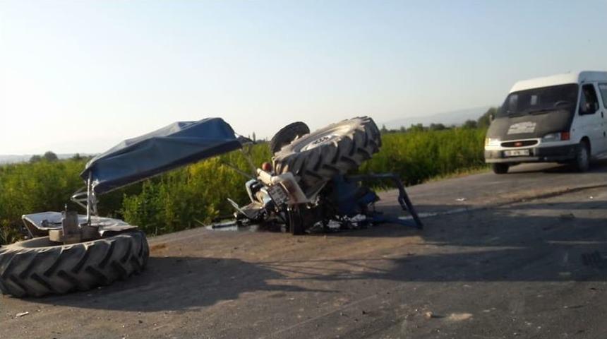 Tur Otob&uuml;s&uuml; İle Trakt&ouml;r &Ccedil;arpıştı: 2 Yaralı