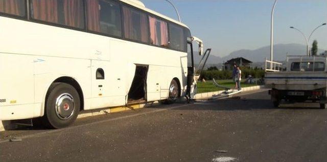 Tur Otobüsü İle Traktör Çarpıştı: 2 Yaralı