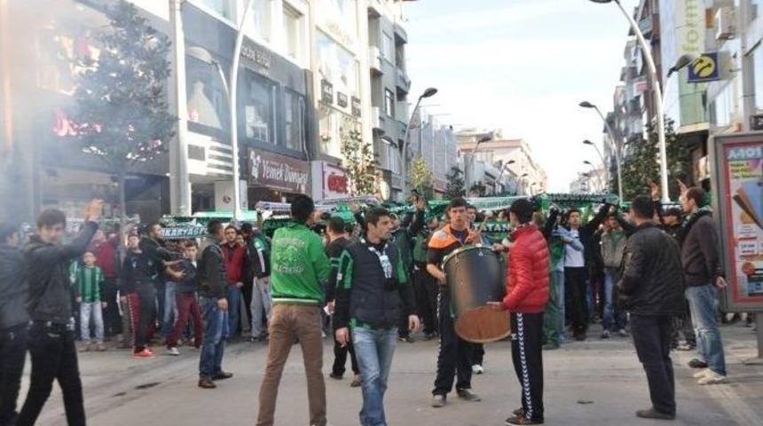 Sakaryaspor Taraftarlarından Ma&ccedil; &Ouml;ncesi Destek Y&uuml;r&uuml;y&uuml;ş&uuml;