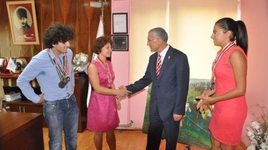 Hadi, Başarılı Y&uuml;z&uuml;c&uuml;leri Makamında Kabul Etti...