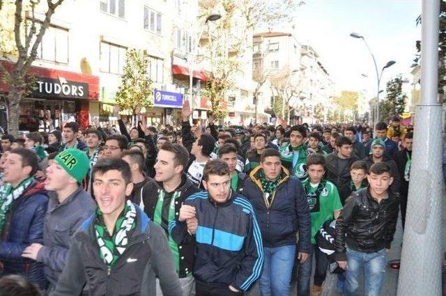 Sakaryaspor Taraftarlarından Maç Öncesi Destek Yürüyüşü