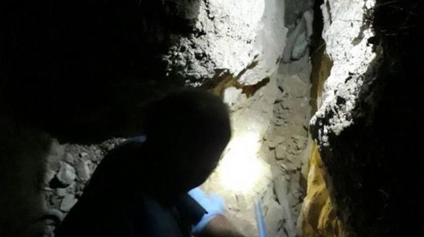 İneg&ouml;l&rsquo;de Toprak Yarığına Sıkışan K&ouml;pek İ&ccedil;in Seferberlik