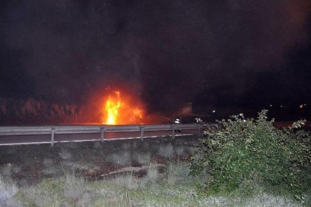 Tır Otoyolda Alev Alev Yandı