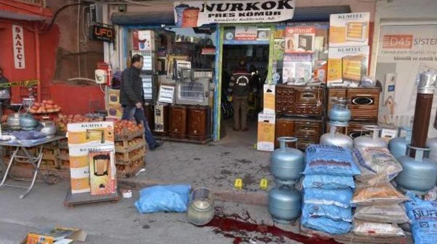 Adana'da T&uuml;k&uuml;rme Kavgası; 3 Yaralı