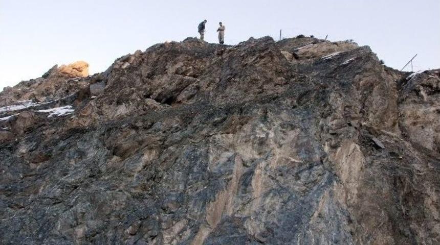 Hakkari&rsquo;de Bir Gen&ccedil; Kayalıklardan Atladı