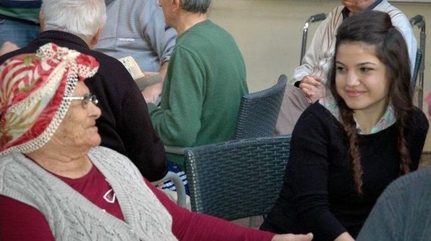 &Ouml;ğrencilerden Huzurevi Ziyareti