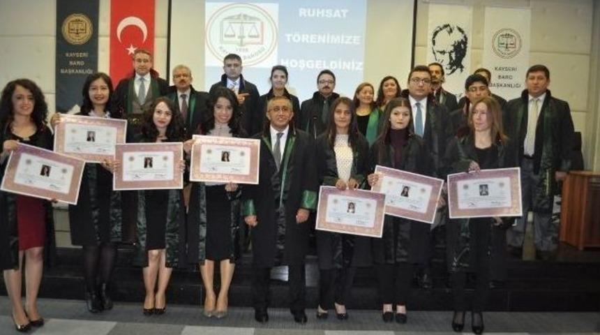 Stajlarını Tamamlayan 10 Avukat Ruhsatlarını D&uuml;zenlenen T&ouml;renle Aldı