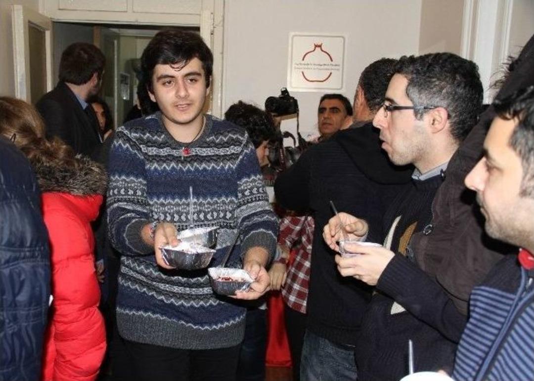 Ermeniler Yılbaşı İ&ccedil;in Bereketi Simgeleyen Nar Kırdı