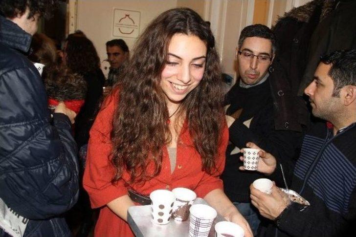 Ermeniler Yılbaşı İçin Bereketi Simgeleyen Nar Kırdı G1