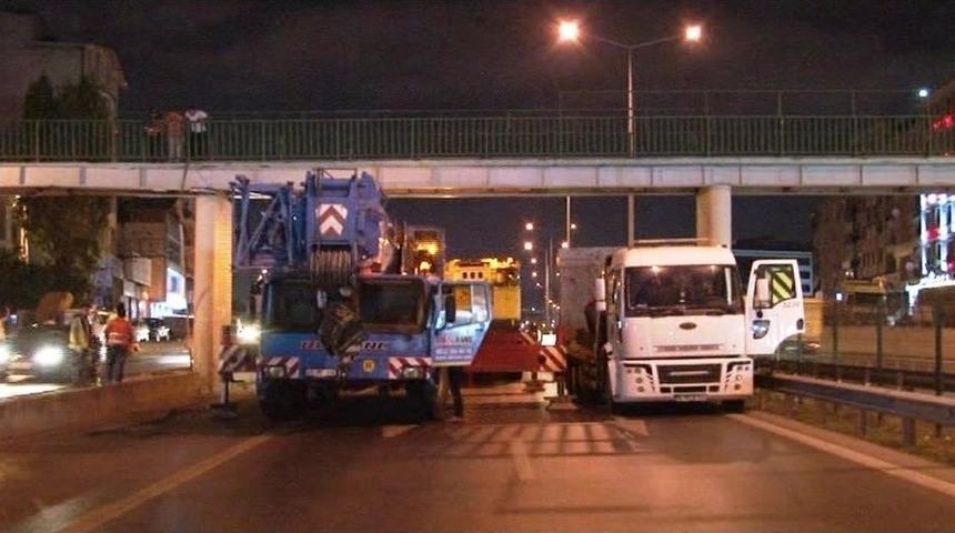 Vincin &Ccedil;arparak Hasar Verdiği &Uuml;st Ge&ccedil;it Yenilenmek &Uuml;zere Yıkılıyor