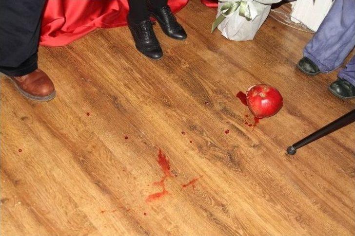 Ermeniler Yılbaşı İçin Bereketi Simgeleyen Nar Kırdı G5