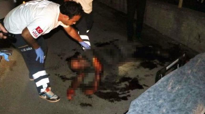 Bar &Ouml;n&uuml;nde Bı&ccedil;aklı Kavga: 1 Yaralı