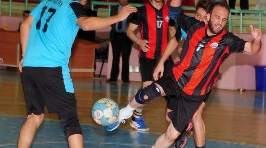 Hentbol Taraftarları Birbirine Girdi