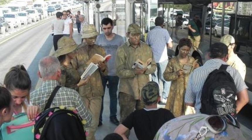 Heykel Adamların Metrob&uuml;ste  &lsquo;Kitap Okuma&rsquo; Duruşu
