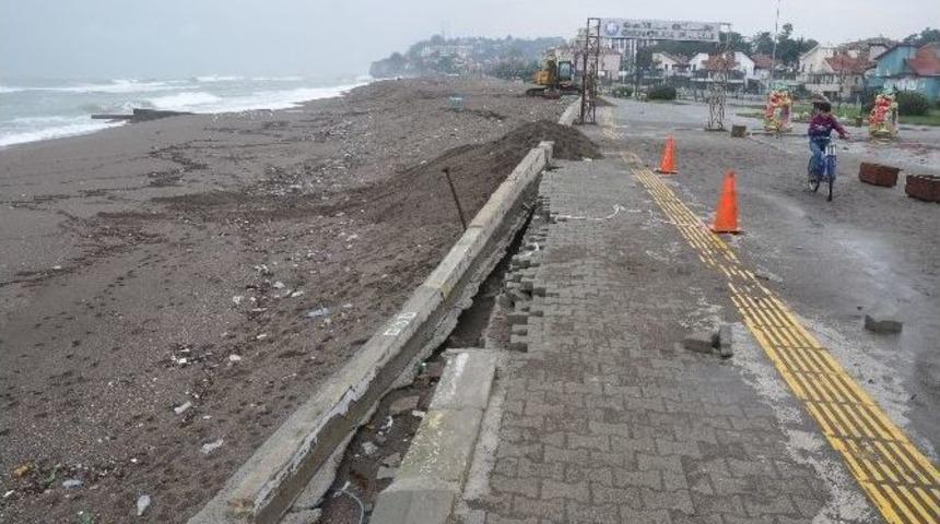 Dev Dalgalar İstinat Duvarının Bir Kısmını Yıktı