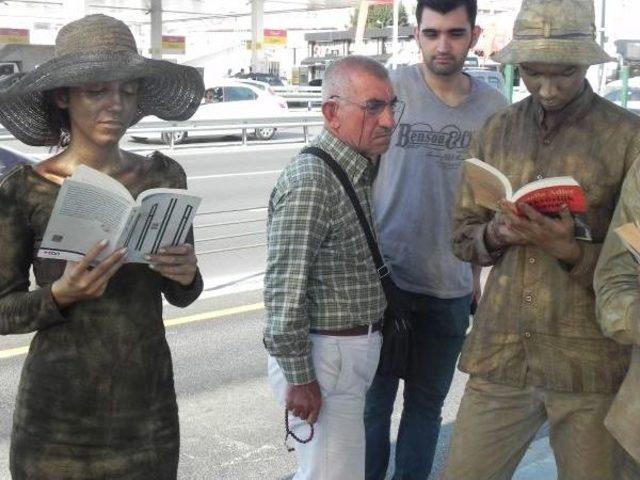 Heykel Adamların Metrobüste  ‘Kitap Okuma’ Duruşu