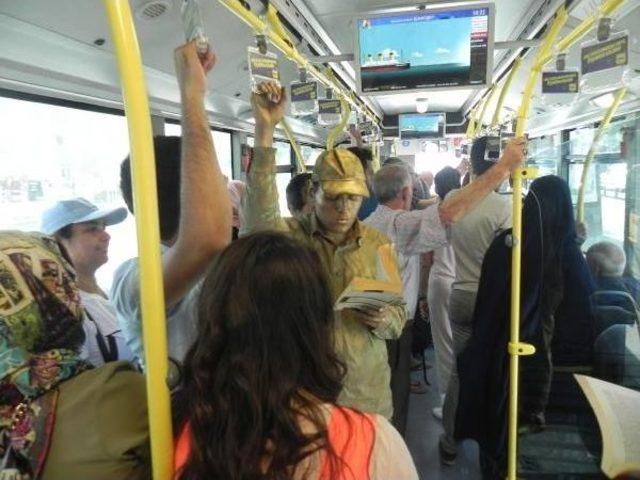 Heykel Adamların Metrobüste  ‘Kitap Okuma’ Duruşu