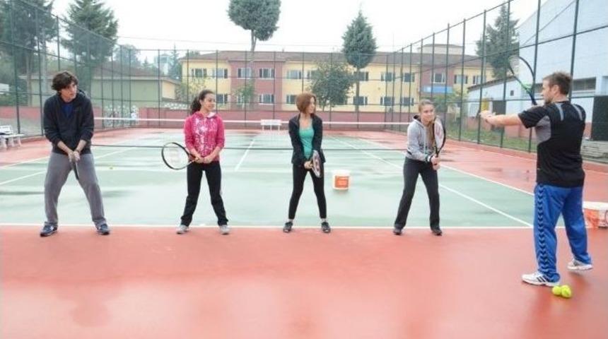 Yetişkinlere &Uuml;cretsiz Tenis Kursu