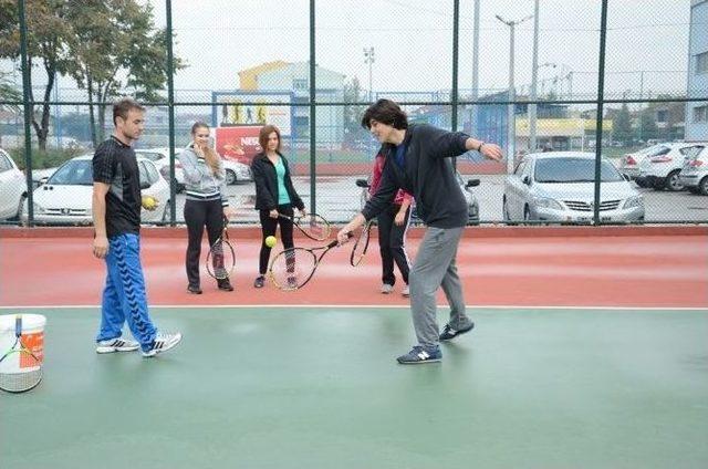 Yetişkinlere Ücretsiz Tenis Kursu