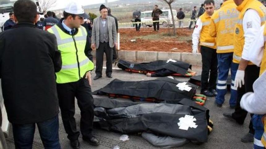 Elazığ'da Tır Otomobili Biçti: 4 Ölü