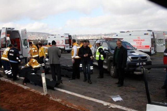 Elazığ'da Tır Otomobili Biçti: 4 Ölü