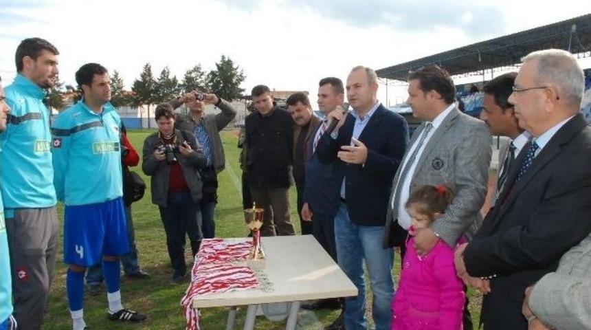 Yenihisarspor Şampiyonluk Kupasını Kaldırdı