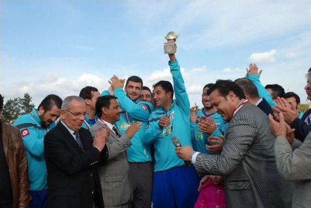 Yenihisarspor Şampiyonluk Kupasını Kaldırdı
