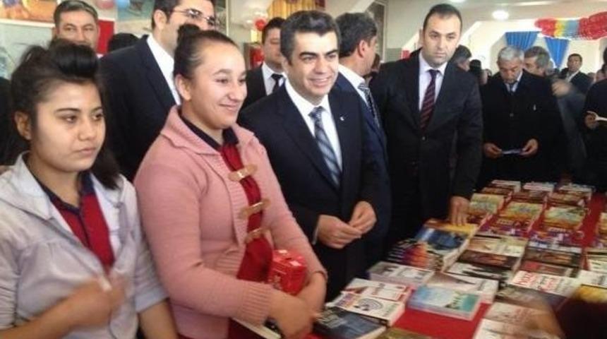 Kumbaralarını Vali D&uuml;zg&uuml;n İle Birlikte A&ccedil;arak Kitap Aldılar