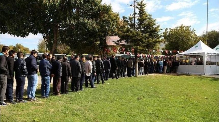 Başkan Fadıloğlu&rsquo;ndan Vatandaşlara Aşure İkramı