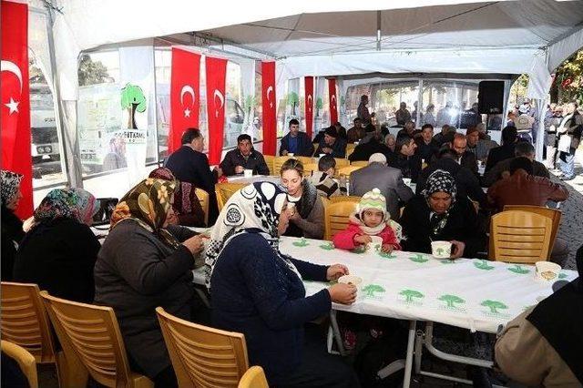 Başkan Fadıloğlu&rsquo;ndan Vatandaşlara Aşure İkramı 1