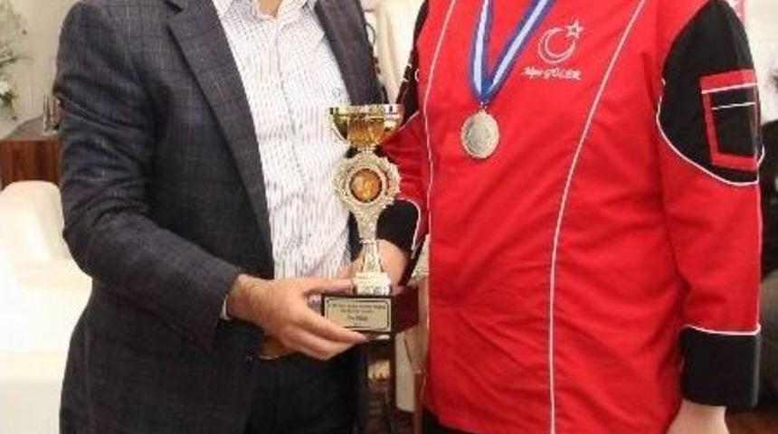 Altın Kep&ccedil;e Madalyası D&ouml;şemealtı&rsquo;na Geldi