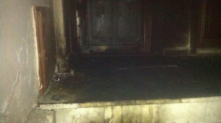 Hdp Sakarya Şubesi&rsquo;nin Kapısını Benzin D&ouml;k&uuml;p Yaktılar