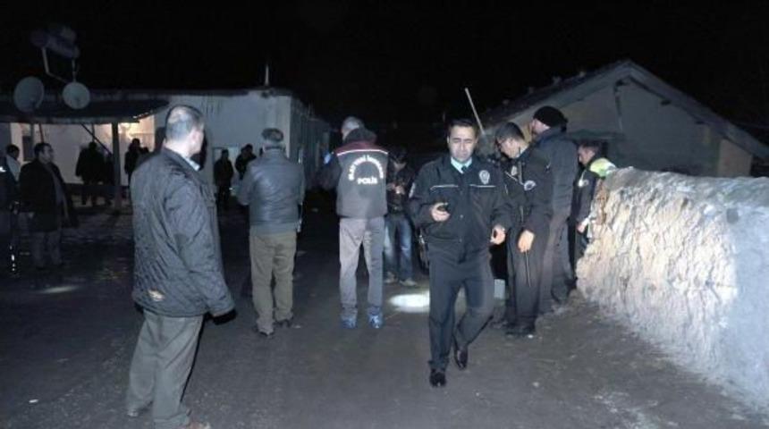 Barışmak İ&ccedil;in Toplanan İki Grup Silahlı Kavga Etti: 1 &Ouml;l&uuml; 3'&uuml; Polis 15 Yaralı