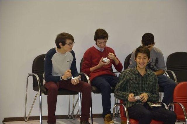 Gen&ccedil;lik Merkezi&rsquo;nden Aşure Dağıtımı 1